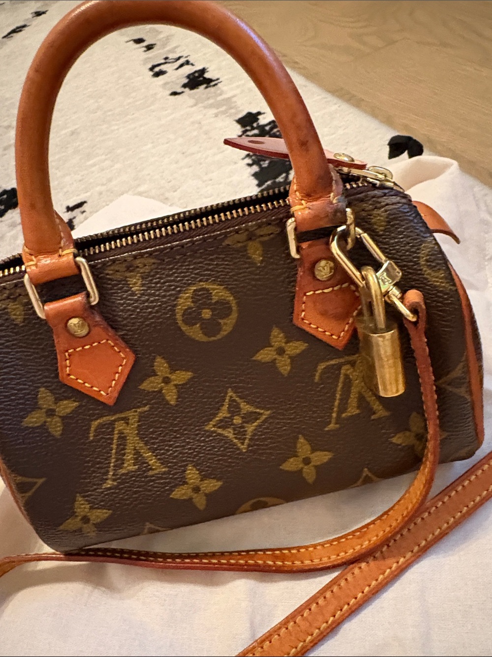 Louis Vuitton Monogram authentic mini speedy. Top Handle Crossbody. vintage